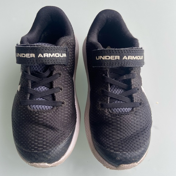 Under Armour Size 11 kids - Picture 3 of 5